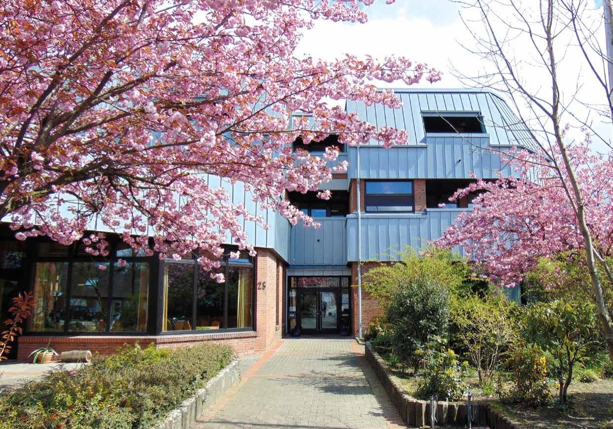 DEULA Gästehaus in Freren mit blühenden Kirschbäumen