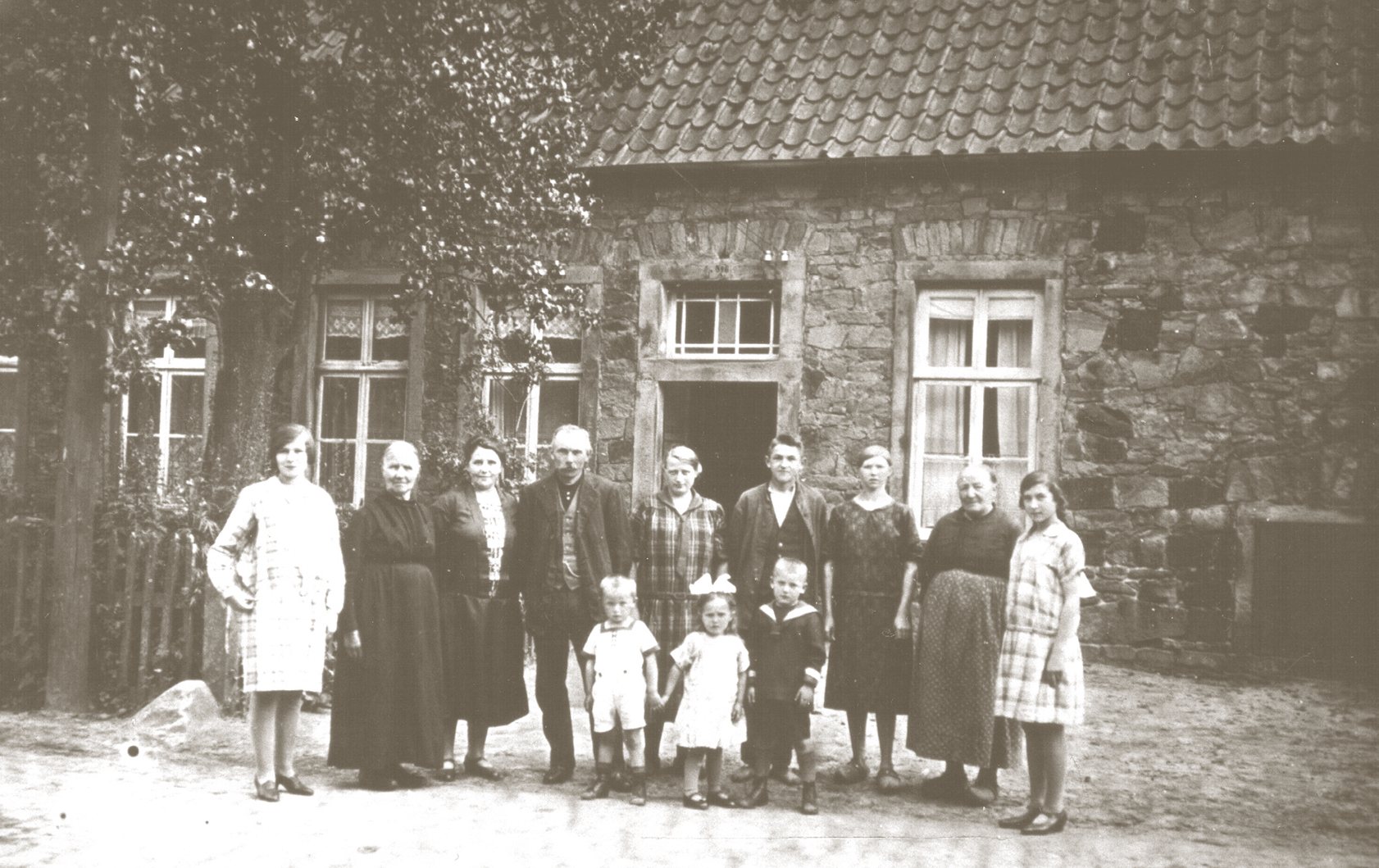 Historisches Foto: die Familien Wilmerding und Kulüke vor dem Hof Kulüke, 1927